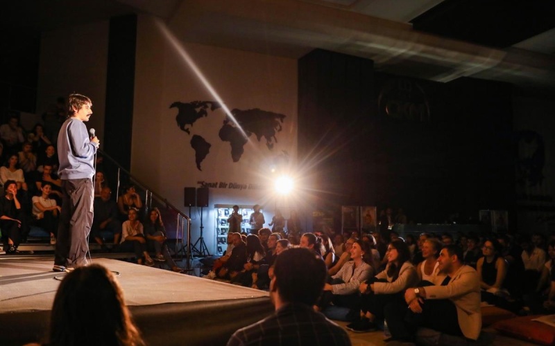 STAND UP SANATÇISI DENİZ GÖKTAŞ 1.ULUSLARARASI KENTFEST TİYATRO FESTİVALİNDE SEVENLERİYLE BULUŞTU