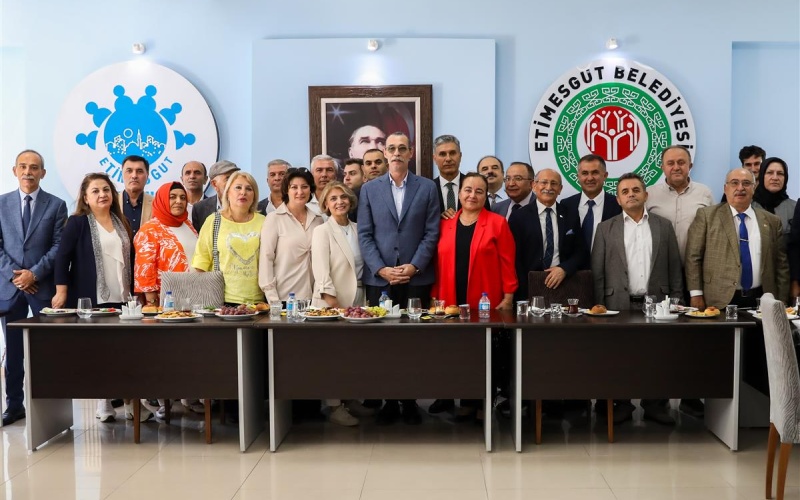 BAŞKAN BEŞİKÇİOĞLU KENT KONSEYİNDE STK´LAR İLE KAHVALTIDA BULUŞTU